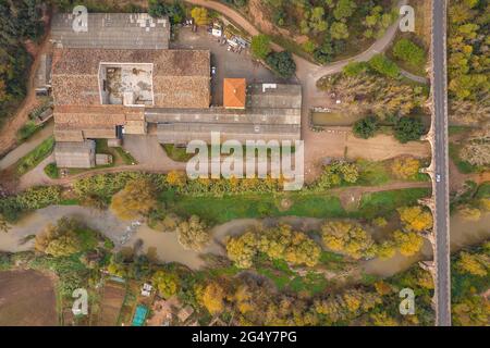 Luftaufnahme der Firmenstadt Cal Forcada und des Flusses Llobregat in Navàs im Herbst (Bages, Barcelona, Katalonien, Spanien) Stockfoto