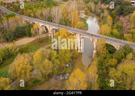 Luftaufnahme der Firmenstadt Cal Forcada und des Flusses Llobregat in Navàs im Herbst (Bages, Barcelona, Katalonien, Spanien) Stockfoto