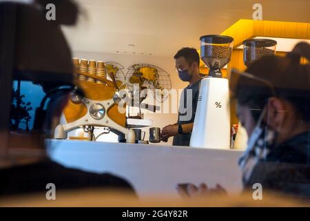 Das neue trendige Geschäft der Geschäfte, die Kaffee verkaufen, Cafés, die Kaffee verkaufen, Hongkong, China. Stockfoto