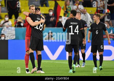 Schlussjubel, Entlastung nach Spielende-vli: Torwart Manuel NEUER (GER) mit Leon GORETZKA (GER), Jamal MUSIALA (GER), Joshua KIMMICH (GER), Gruppenphase, Vorrunde Gruppe F, Spiel M36, Deutschland (GER) - Ungarn ( HUN) 2-2, am 23. Juni 2021 in München/Deutschland, Fußballarena (Allianz Arena). Football EM 2020 von 06/11/2021 bis 07/11/2021. Stockfoto
