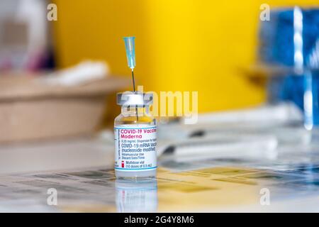 Flasche mit Covid-19-Impfstoff mit dem Impuls von Moderna und einer Injektionsnadel Stockfoto