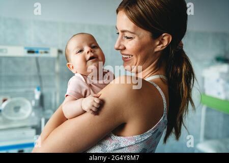 Porträt der schönen Mutter mit ihrem neugeborenen Baby. Stockfoto