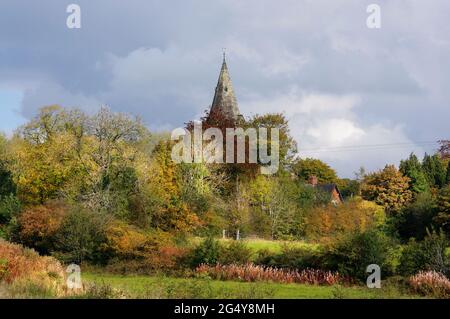St Chad's Church in Longsdon, Staffordshire. Kirchturm mit Blick auf die herbstlichen Bäume und Felder in einer ländlichen Idylle. Stockfoto