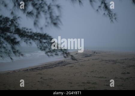 Sturm und heftiger Regen in der Andamanensee, von der Küste aus gesehen Stockfoto