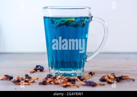 Bio Schmetterling Erbsenblüten blau Anchan Tee in einem Glas Becher. Entgiften Sie gesundes Getränk. Stockfoto