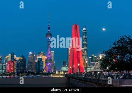 Shanghai, Shanghai, China. Juni 2021. Am 23. Juni 2021, in Shanghai, werden nachts die historischen Gebäude entlang des Bundes und die Wolkenkratzer in Lujiazui beleuchtet. Der nächtliche Blick auf die Stadt unter dem blauen Himmel ist wunderschön, und viele Touristen genießen die schöne Landschaft. Quelle: SIPA Asia/ZUMA Wire/Alamy Live News Stockfoto