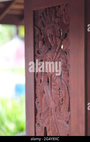 Traditionelle thailändische Fensterläden aus Holz mit geschnitzter Figur Stockfoto