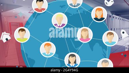 Netzwerk von Profilsymbolen auf der ganzen Welt und im Serverraum vor rotem Technologiehintergrund Stockfoto