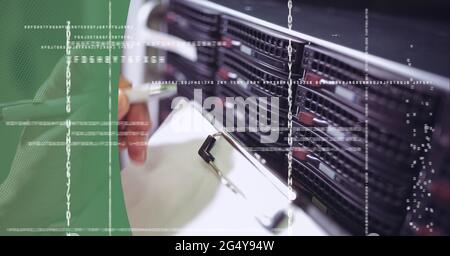 Datenverarbeitung im mittleren Teil des Mitarbeiters im Serverraum vor dem Hintergrund umweltfreundlicher Technologien Stockfoto