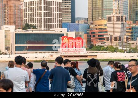 Shanghai, Shanghai, China. Juni 2021. Am 23. Juni 2021, in Shanghai, werden nachts die historischen Gebäude entlang des Bundes und die Wolkenkratzer in Lujiazui beleuchtet. Der nächtliche Blick auf die Stadt unter dem blauen Himmel ist wunderschön, und viele Touristen genießen die schöne Landschaft. Quelle: SIPA Asia/ZUMA Wire/Alamy Live News Stockfoto