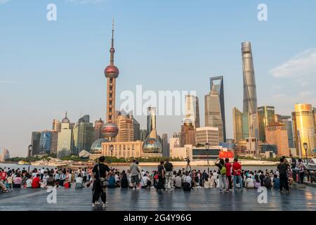 Shanghai, Shanghai, China. Juni 2021. Am 23. Juni 2021, in Shanghai, werden nachts die historischen Gebäude entlang des Bundes und die Wolkenkratzer in Lujiazui beleuchtet. Der nächtliche Blick auf die Stadt unter dem blauen Himmel ist wunderschön, und viele Touristen genießen die schöne Landschaft. Quelle: SIPA Asia/ZUMA Wire/Alamy Live News Stockfoto