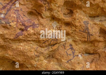 Höhlenmalereien von Abrics de l'Ermita, in der Nähe der Einsiedelei Ermita de la Pietat, etwa 8000 Jahre alt, die zum UNESCO-Weltkulturerbe gehört (Ulldecona) Stockfoto