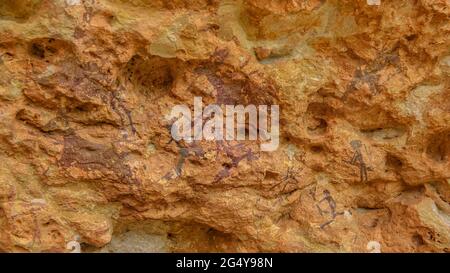 Höhlenmalereien von Abrics de l'Ermita, in der Nähe der Einsiedelei Ermita de la Pietat, etwa 8000 Jahre alt, die zum UNESCO-Weltkulturerbe gehört (Ulldecona) Stockfoto