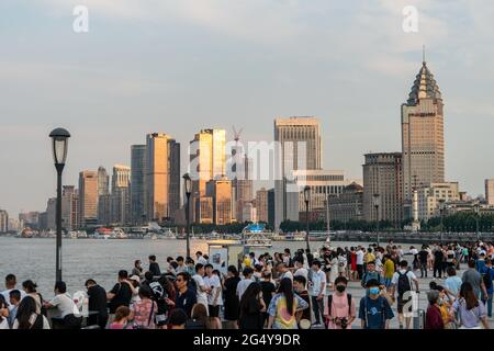 Shanghai, Shanghai, China. Juni 2021. Am 23. Juni 2021, in Shanghai, werden nachts die historischen Gebäude entlang des Bundes und die Wolkenkratzer in Lujiazui beleuchtet. Der nächtliche Blick auf die Stadt unter dem blauen Himmel ist wunderschön, und viele Touristen genießen die schöne Landschaft. Quelle: SIPA Asia/ZUMA Wire/Alamy Live News Stockfoto