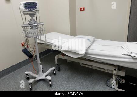 Krankenhausbett und Blutdruck, Sauerstoff und Herzfrequenzmessgerät im Blut. Stockfoto