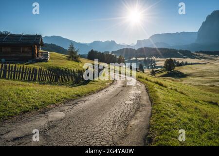 Morgenlandschaft der Seiser Alm Hochplateaustraße, Dolomiten Berge, Italien. Stockfoto