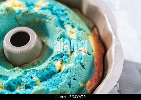 Kühlen Sie frisch gebackenen Beetkuchen in einer Beetkuchenform auf der Küchentheke. Stockfoto