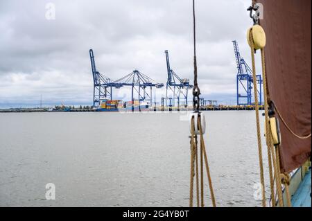 London Thamesport auf der Isle of Grain von der historischen Segelbarke „Edith May“ aus gesehen auf einer Reise in die Themse-Mündung, Kent, England. Stockfoto