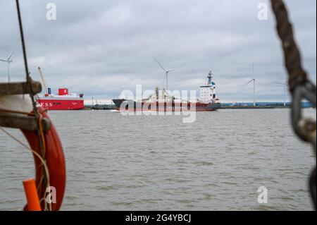 Das von Baltrader betriebene Zementfrachtschiff „Cemisle“ passiert den Hafen auf der Isle of Sheppey am Fluss Medway in der Themsemündung, Kent, England. Stockfoto