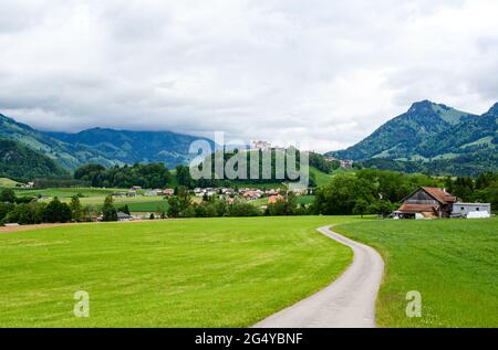 Blick auf den alpenberg, grüne Felder Bulle, Kanton Freiburg, Freiburg bei Bern. Burg Grayerz gute Wandertouristenweg. Schweiz Stockfoto