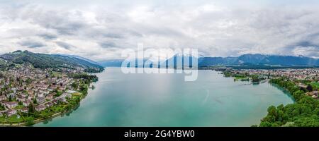 Herrliche Postkarte 180 Grad Panoramablick auf den Thunersee (Thunersee, Thuner See), alpen Berge. Schweiz. Stockfoto