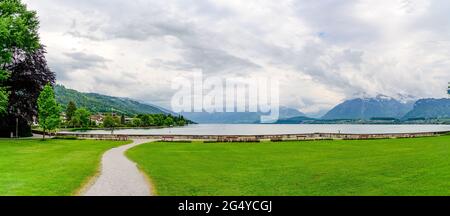 Herrliche Postkartenansicht auf den Thunersee (Thunersee, Thuner See), alpenberge. Thun, Schweiz Stockfoto