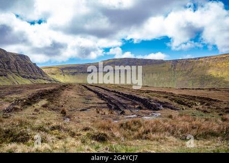 Torfschnitt zwischen Benbulbin und Benwiskin in der Grafschaft Sligo - Donegal. Stockfoto