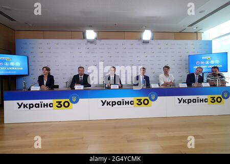Nicht exklusiv: KIEW, UKRAINE - 23. JUNI 2021 - die Teilnehmer nehmen an einem Briefing am Rande der Ukraine 30 Teil. Forum „gesunde Ukraine“ in Kiew, Stockfoto