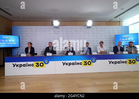 Nicht exklusiv: KIEW, UKRAINE - 23. JUNI 2021 - die Teilnehmer nehmen an einem Briefing am Rande der Ukraine 30 Teil. Forum „gesunde Ukraine“ in Kiew, Stockfoto