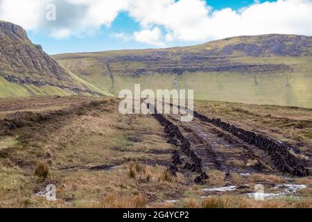 Torfschnitt zwischen Benbulbin und Benwiskin in der Grafschaft Sligo - Donegal. Stockfoto