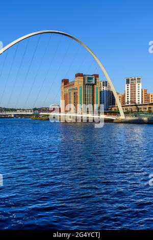 Gateshead Millennium Bridge und das BALTIC Center for Contemporary Art in Gateshead. Hergestellt aus einer riesigen umgewandelten Mehlmühle. Stockfoto