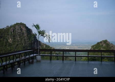 Terrasse mit Bank und einer Palme auf einem Berg Stockfoto