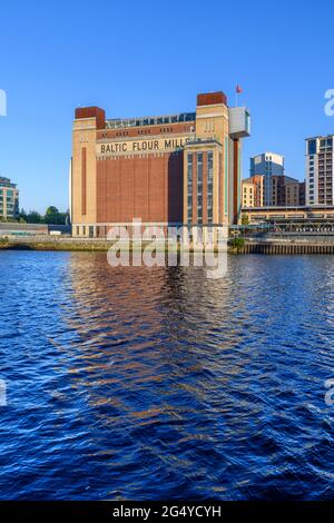 BALTIC Center for Contemporary Art am Südufer des Flusses Tyne in Gateshead. Hergestellt aus einer riesigen umgewandelten Mehlmühle. Stockfoto