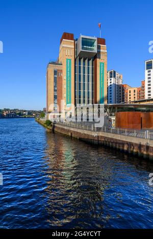 BALTIC Center for Contemporary Art am Südufer des Flusses Tyne in Gateshead. Hergestellt aus einer riesigen umgewandelten Mehlmühle. Stockfoto