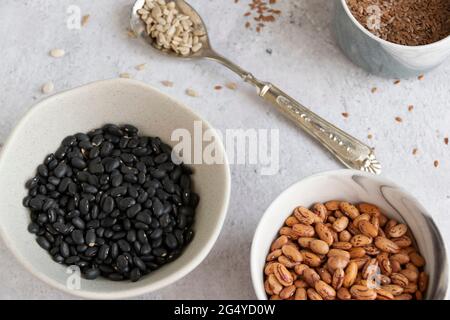 Verschiedene Hülsenfrüchte und Samen. Gesunde Lebensmittel sind natürlich reich an Eiweiß Stockfoto