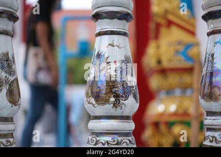 Geländer am Eingang zum Buddhisten-Tempel, bemalt mit chinesischen Drachen Stockfoto