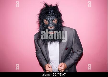 Portrait Mann mit Gorilla Maske Stockfoto