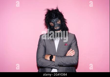 Portrait Mann mit Gorilla Maske Stockfoto