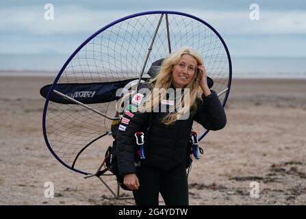 Die Paramotoristin Sacha Dench mit ihrem adaptierten elektrischen Paramotor überprüft das Wetter am Strand von Stevenston, um zu sehen, ob die Bedingungen für den Flug stimmen. Bilddatum: Donnerstag, 24. Juni 2021. Stockfoto