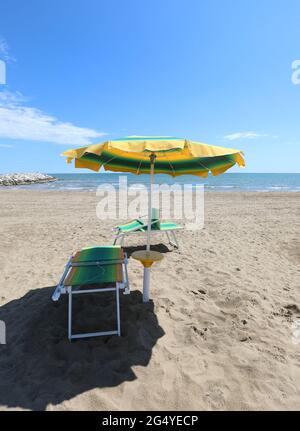 Sonnenschirm in der Nähe des Meeres am Strand sehr heiß Symbol der Entspannung und Sommerferien Stockfoto