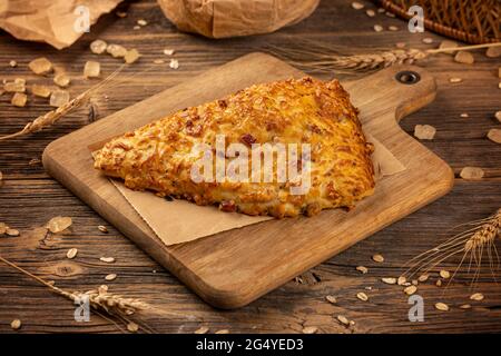 Blätterteig Dreieck mit Käse auf Holzhintergrund Stockfoto