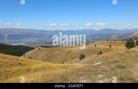 Breites Panorama der Apenninen in den Abruzzen in Mittelitalien an einem sonnigen Sommertag Stockfoto