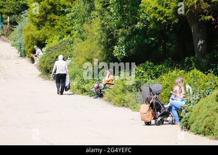 Hastings, East Sussex, Großbritannien. 24 Juni 2021. UK Wetter: Helle und sonnige Zauber für die Küstenstadt Hastings in East Sussex. Der Alexandra Park ist voll mit Leuten, die die Sonne genießen. Foto-Kredit: Paul Lawrenson /Alamy Live Nachrichten Stockfoto