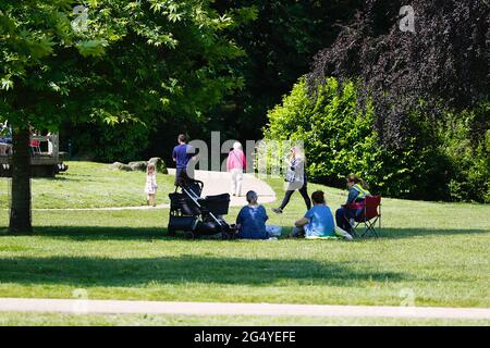 Hastings, East Sussex, Großbritannien. 24 Juni 2021. UK Wetter: Helle und sonnige Zauber für die Küstenstadt Hastings in East Sussex. Der Alexandra Park ist voll mit Leuten, die die Sonne genießen. Foto-Kredit: Paul Lawrenson /Alamy Live Nachrichten Stockfoto