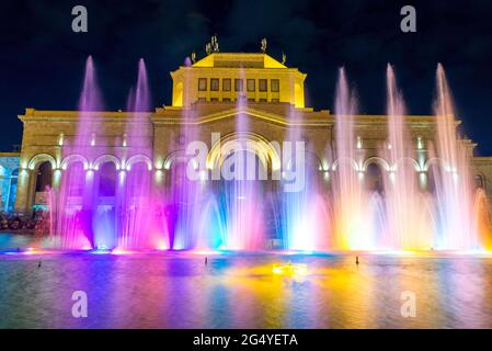 Brunnen bei der Regierung der Republik Armenien in der Nacht, es befindet sich auf dem Platz der Republik in Jerewan, Armenien. Stockfoto