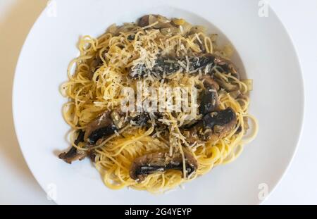 Eine Schüssel Angle Hair Pasta mit sautierten Pilzen Stockfoto