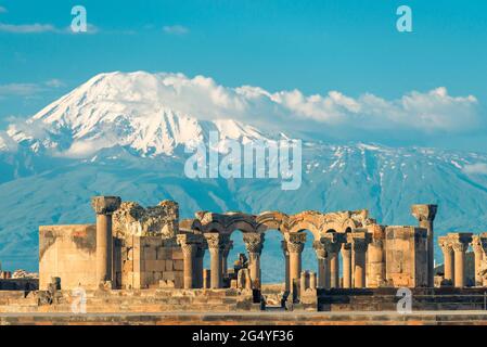 Berg Ararat und Blick auf die Ruinen des Zvartnots-Tempels, Armenien Stockfoto