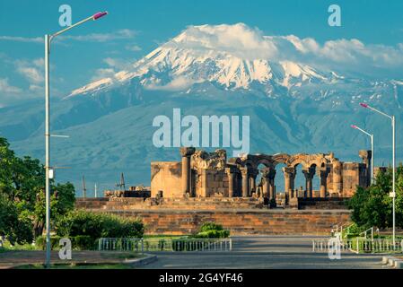 Alte Ruinen des Zvartnots-Tempels, Armenien, Blick auf den Berg Ararat Stockfoto