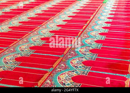 Roter Teppich auf dem Boden in einer muslimischen Kirche für Gläubige Stockfoto