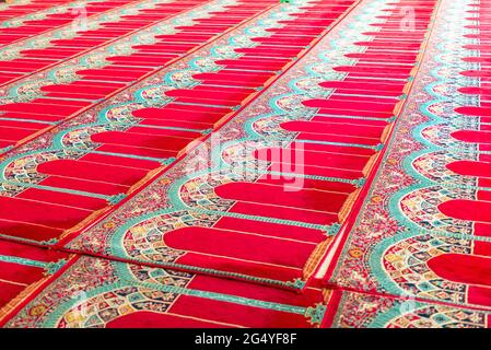 Ein Teppich auf dem Boden in einer muslimischen Kirche für Gläubige Stockfoto